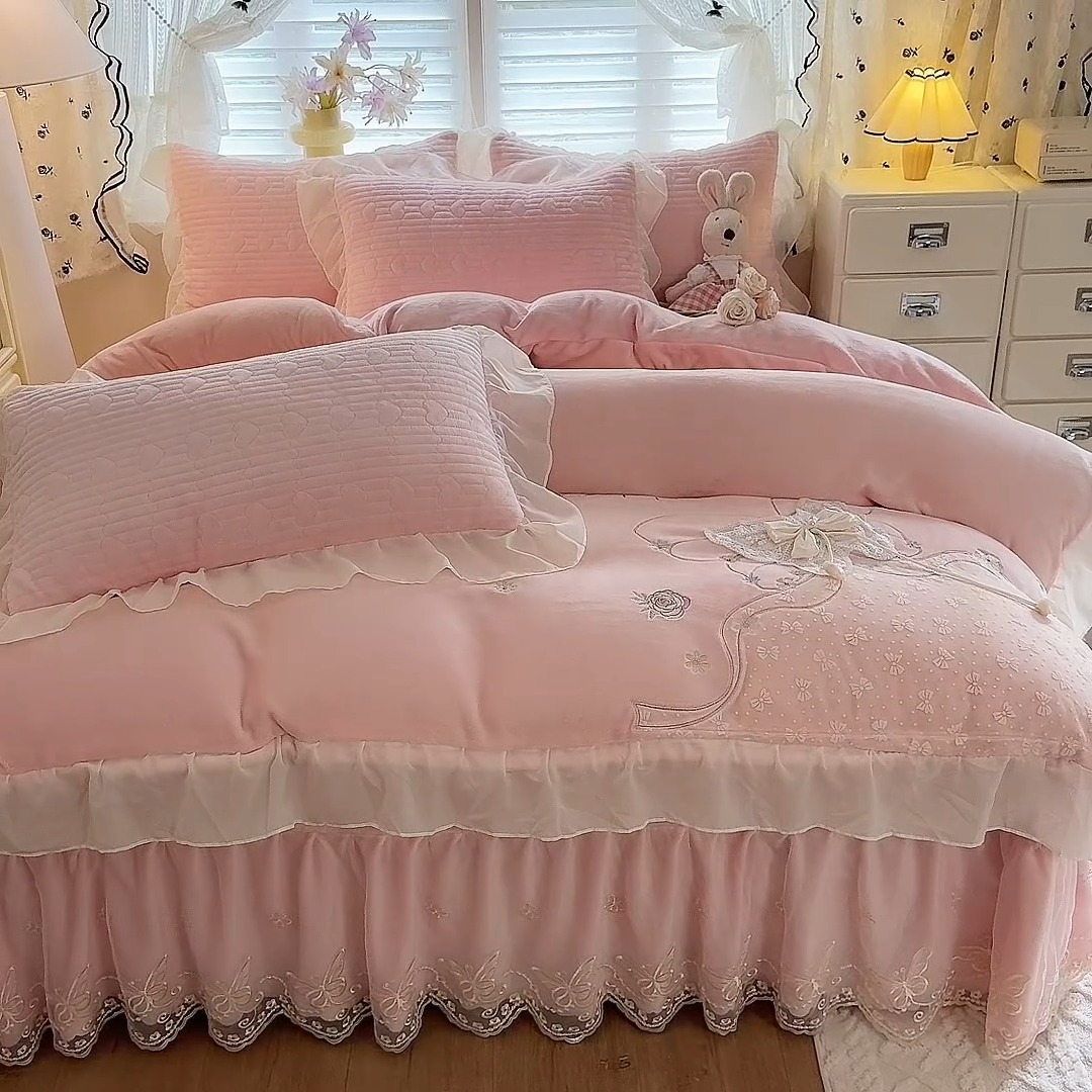 91家纺网 家纺一手货源 找家纺 漫布云2025秋冬新款11斤230g全消光牛奶绒夹棉床盖款四件套纯色蕾丝花边刺绣床裙款床盖