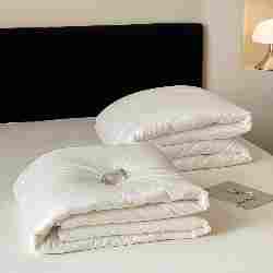 91家纺网 家纺一手货源 找家纺 【山宁泰微生物抗菌】傲蕾睡梦森林经典蚕蛹大豆二合一子母被拉链双胎被双蛋白冬被,白色