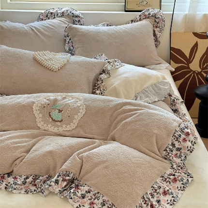 91家纺网 家纺一手货源 找家纺 （总）兰紫橙家纺 2025新款韩式花边款剪花提花牛奶绒四件套