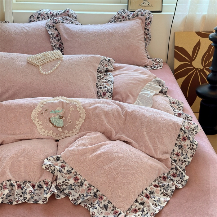 91家纺网 家纺一手货源 找家纺 （总）兰紫橙家纺 2025新款韩式花边款剪花提花牛奶绒四件套