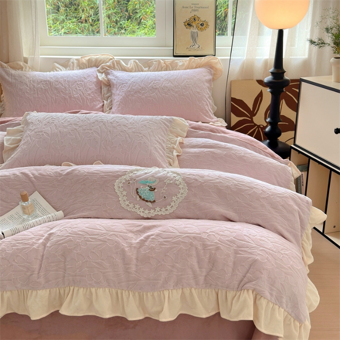 91家纺网 家纺一手货源 找家纺 （总）兰紫橙家纺 2025新款韩式花边款剪花提花牛奶绒四件套