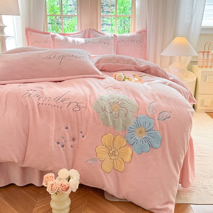 91家纺网 家纺一手货源 找家纺 漫布云2025秋冬新款220g全消光大版花卉牛奶绒刺绣款四件套高克重宝宝绒婴儿绒刺绣花四件套