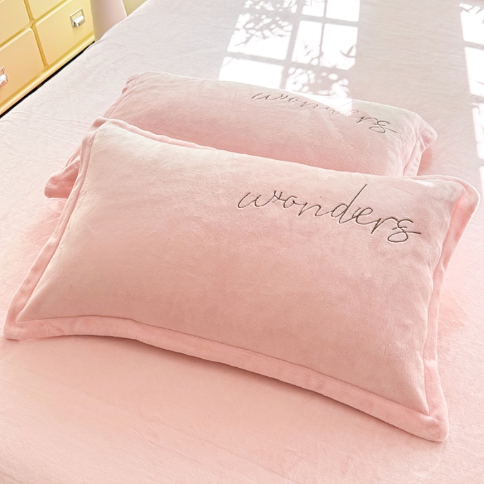 91家纺网 家纺一手货源 找家纺 漫布云2025秋冬新款220g全消光大版花卉牛奶绒刺绣款四件套高克重宝宝绒婴儿绒刺绣花四件套