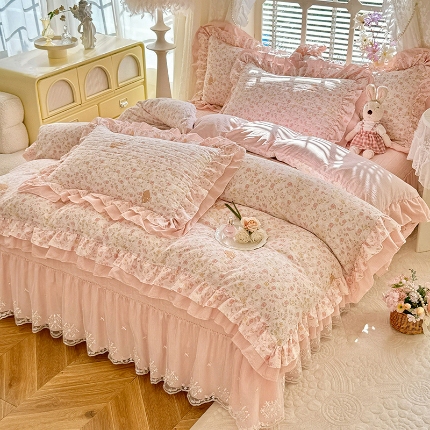 91家纺网 家纺一手货源 找家纺 （总）苏米娜家纺2025新款活性印花ins风小碎花软糯水洗棉床盖款四件套全棉纯棉花边款被套