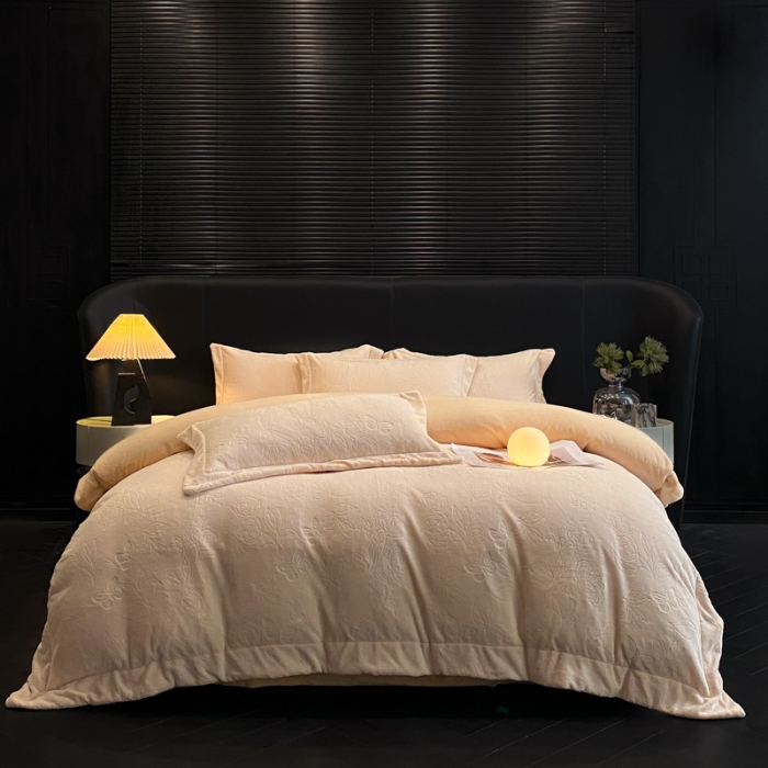 91家纺网 家纺一手货源 找家纺 （总）控价 2025年新款240克全消光A类烂花牛奶绒四件套-蝴蝶戏花