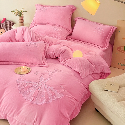 91家纺网 家纺一手货源 找家纺 （总）控价 2025年新款240克全消光A类卡通少女心刺绣牛奶绒四件套-公主请开心