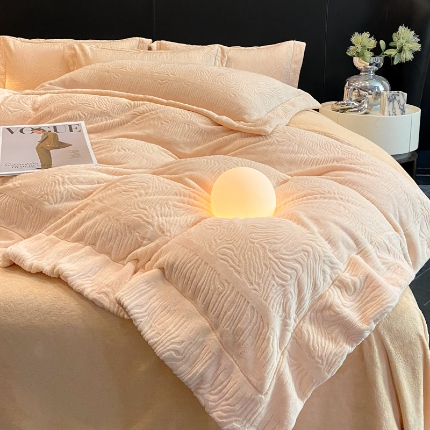 91家纺网 家纺一手货源 找家纺 （总）控价 专版花型  2025年新款240克全消光A类烂花牛奶绒四件套-雨纱暮歌