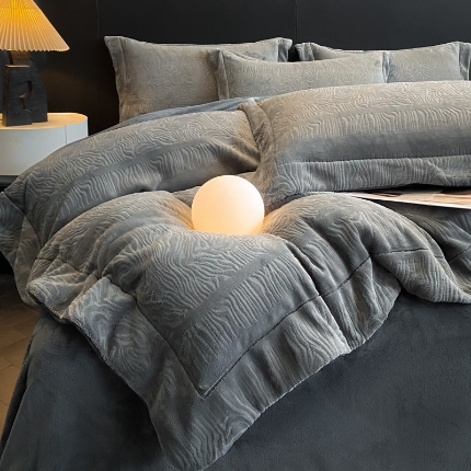 91家纺网 家纺一手货源 找家纺 （总）控价 专版花型  2025年新款240克全消光A类烂花牛奶绒四件套-雨纱暮歌