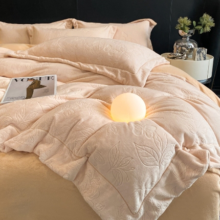 91家纺网 家纺一手货源 找家纺 （总）控价 专版花型  2025年新款240克9.2斤全消光A类烂花牛奶绒四件套-蝴蝶戏花