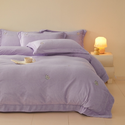 91家纺网 家纺一手货源 找家纺 控价  2025年新款 专版花型 9.2斤240克全消光A类满屏刺绣牛奶绒四件套-悦动