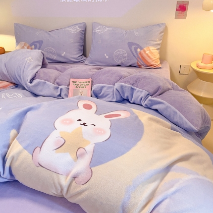 91家纺网 家纺一手货源 找家纺 （总）控价 2025年新款 专版花型 240克全消光A类儿童牛奶绒四件套-萌萌兔