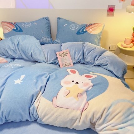 91家纺网 家纺一手货源 找家纺 （总）控价 2025年新款 专版花型 240克全消光A类儿童牛奶绒四件套-萌萌兔