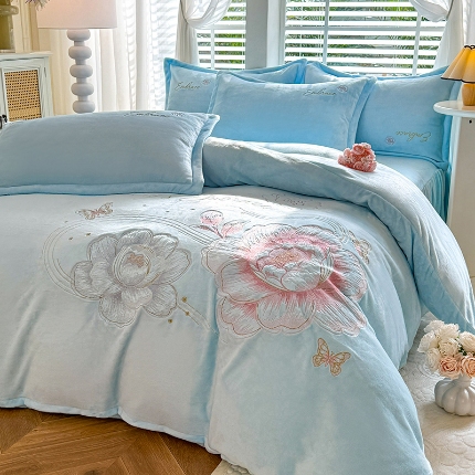 91家纺网 家纺一手货源 找家纺 苏米娜2025秋冬新款全消光大版花卉平绣牛奶绒刺绣款四件套--绽放系列