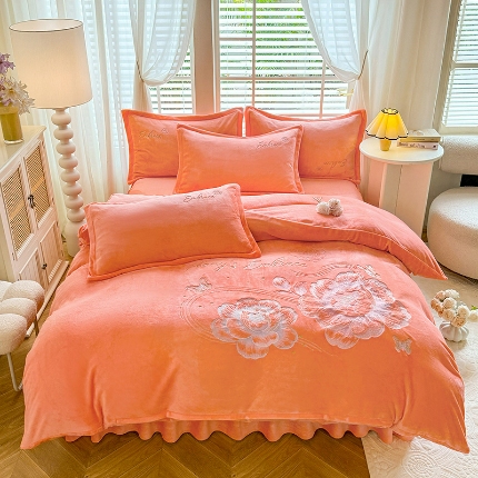 91家纺网 家纺一手货源 找家纺 苏米娜2025秋冬新款全消光大版花卉平绣牛奶绒刺绣款四件套--绽放系列