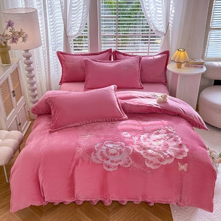 91家纺网 家纺一手货源 找家纺 苏米娜2025秋冬新款全消光大版花卉平绣牛奶绒刺绣款四件套--绽放系列