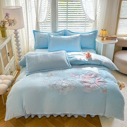 91家纺网 家纺一手货源 找家纺 苏米娜2025秋冬新款全消光大版花卉平绣牛奶绒刺绣款四件套--绽放系列