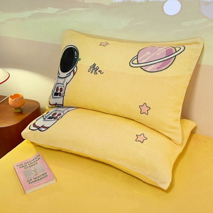 91家纺网 家纺一手货源 找家纺 控价 专版花型  2025年新款240克全消光A类儿童牛奶绒四件套-太空行