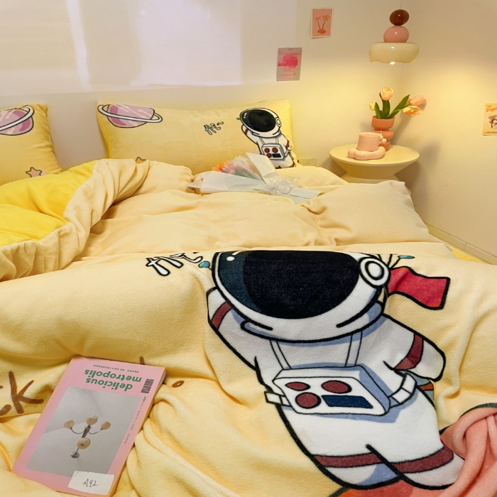 91家纺网 家纺一手货源 找家纺 控价 专版花型  2025年新款240克全消光A类儿童牛奶绒四件套-太空行