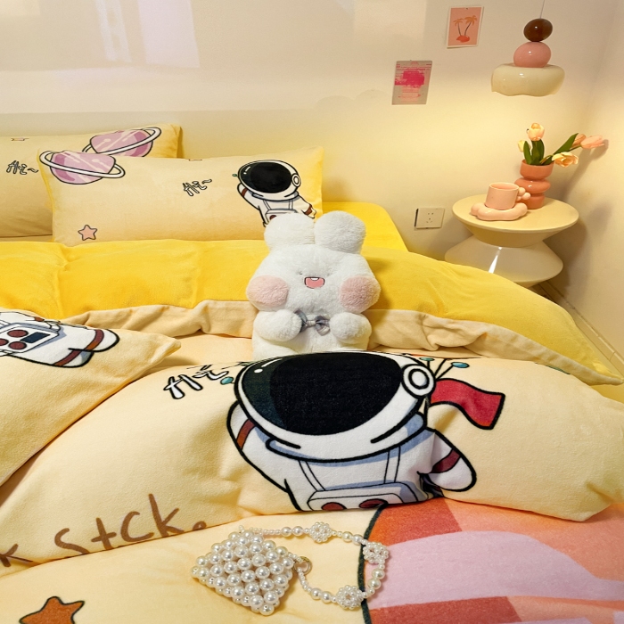 91家纺网 家纺一手货源 找家纺 控价 专版花型  2025年新款240克全消光A类儿童牛奶绒四件套-太空行