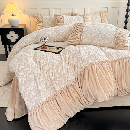 91家纺网 家纺一手货源 找家纺 【苏东来】2025高端加厚保暖纯色甜美公主赫本风法式工艺款雕花牛奶绒四件套清新少女婴儿法莱兔绒四件套