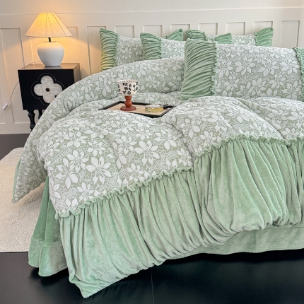 91家纺网 家纺一手货源 找家纺 【苏东来】2025高端加厚保暖纯色甜美公主赫本风法式工艺款雕花牛奶绒四件套清新少女婴儿法莱兔绒四件套