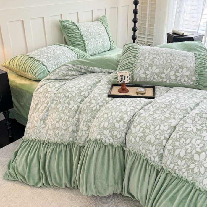 91家纺网 家纺一手货源 找家纺 【苏东来】2025高端加厚保暖纯色甜美公主赫本风法式工艺款雕花牛奶绒四件套清新少女婴儿法莱兔绒四件套