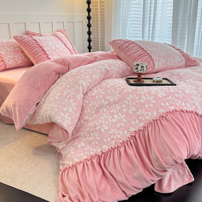 91家纺网 家纺一手货源 找家纺 【苏东来】2025高端加厚保暖纯色甜美公主赫本风法式工艺款雕花牛奶绒四件套清新少女婴儿法莱兔绒四件套