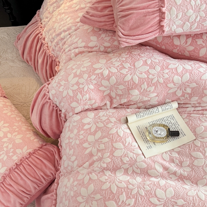 91家纺网 家纺一手货源 找家纺 2025苏东来家纺加厚保暖雕花绒工艺款四件套爆款牛奶绒绣花刺绣套件 华尔兹粉（富婆专享）