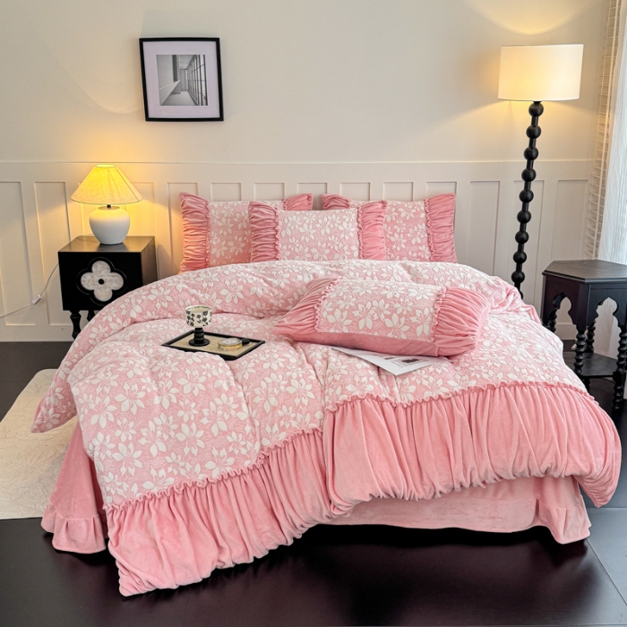 91家纺网 家纺一手货源 找家纺 2025苏东来家纺加厚保暖雕花绒工艺款四件套爆款牛奶绒绣花刺绣套件 华尔兹粉（富婆专享）