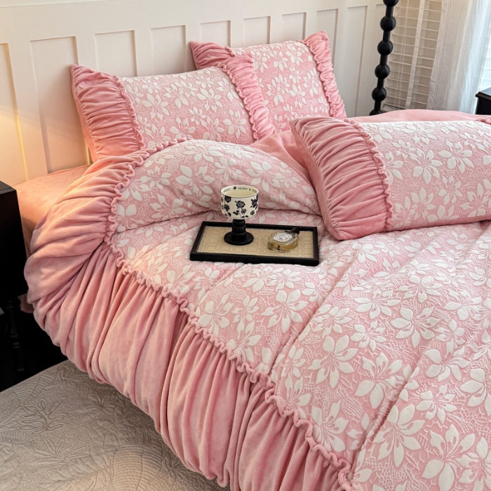 91家纺网 家纺一手货源 找家纺 2025苏东来家纺加厚保暖雕花绒工艺款四件套爆款牛奶绒绣花刺绣套件 华尔兹粉（富婆专享）