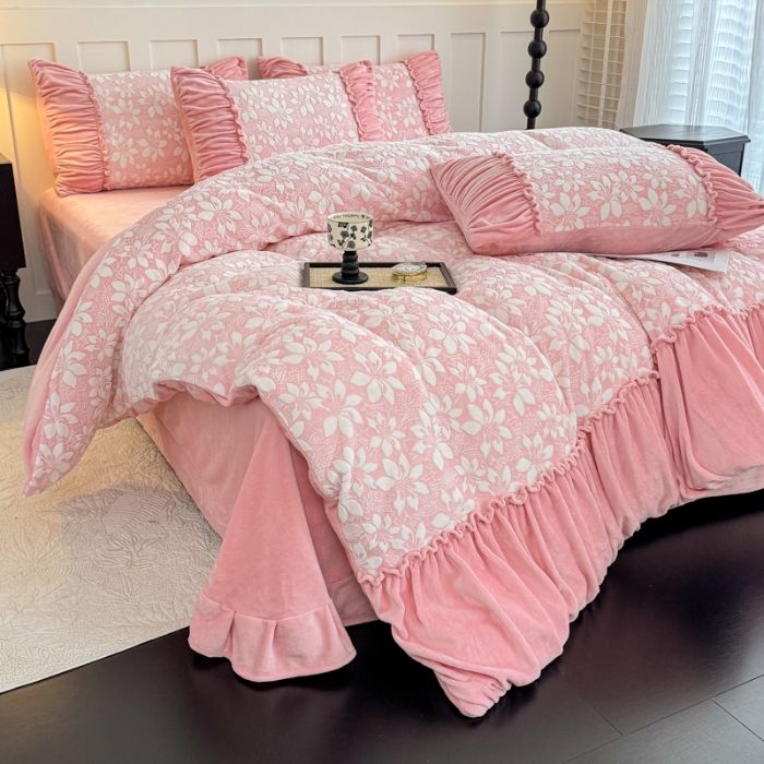 91家纺网 家纺一手货源 找家纺 2025苏东来家纺加厚保暖雕花绒工艺款四件套爆款牛奶绒绣花刺绣套件 华尔兹粉（富婆专享）