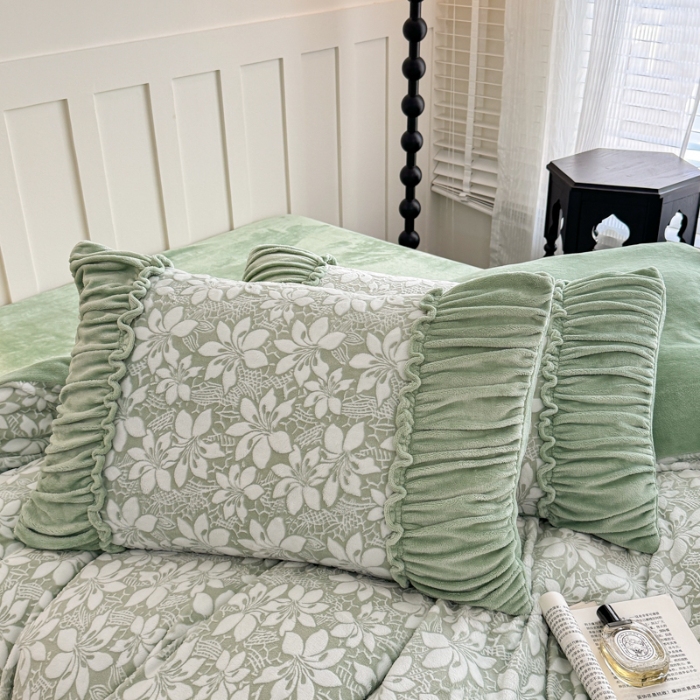 91家纺网 家纺一手货源 找家纺 2025苏东来家纺加厚保暖雕花绒工艺款四件套爆款牛奶绒绣花刺绣套件 华尔兹水绿（富婆专享）