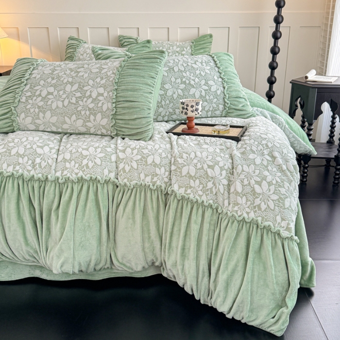 91家纺网 家纺一手货源 找家纺 2025苏东来家纺加厚保暖雕花绒工艺款四件套爆款牛奶绒绣花刺绣套件 华尔兹水绿（富婆专享）