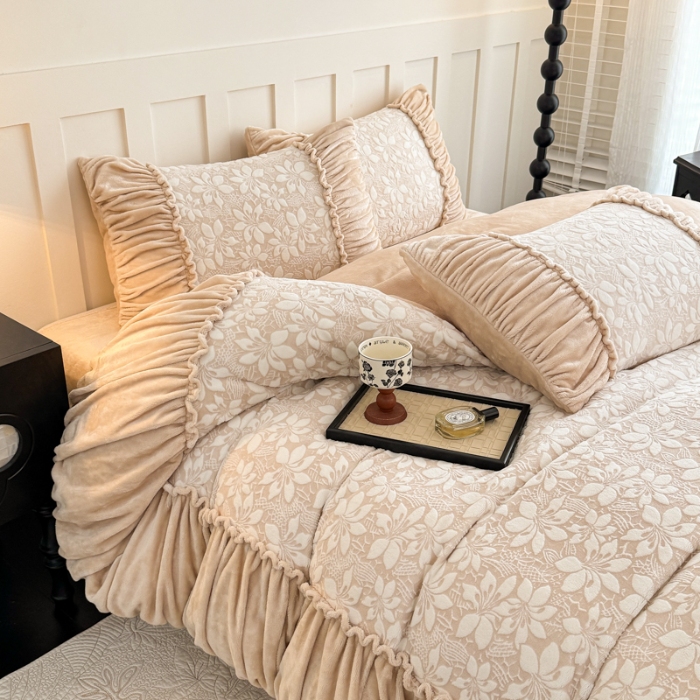 91家纺网 家纺一手货源 找家纺 2025苏东来家纺加厚保暖雕花绒工艺款四件套爆款牛奶绒绣花刺绣套件 华尔兹卡其（富婆专享）