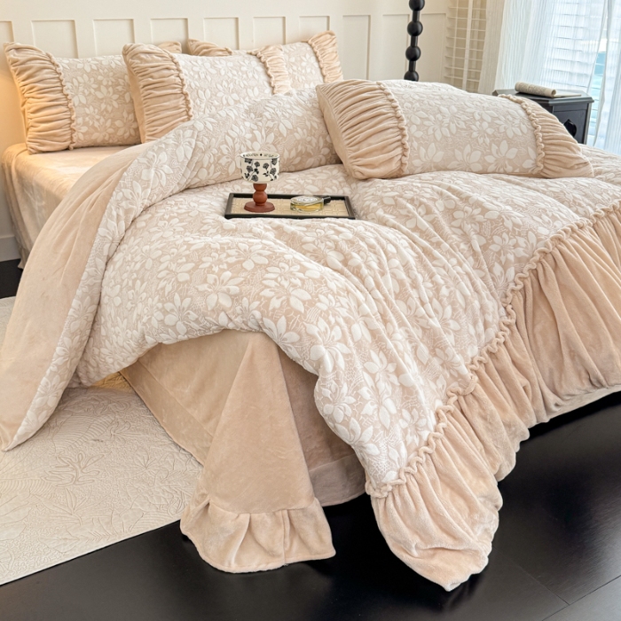 91家纺网 家纺一手货源 找家纺 2025苏东来家纺加厚保暖雕花绒工艺款四件套爆款牛奶绒绣花刺绣套件 华尔兹卡其（富婆专享）