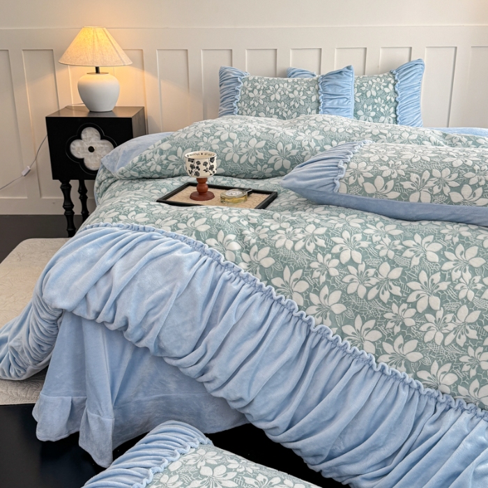 91家纺网 家纺一手货源 找家纺 2025苏东来家纺加厚保暖雕花绒工艺款四件套爆款牛奶绒绣花刺绣套件 华尔兹天蓝（富婆专享）