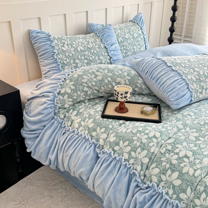 91家纺网 家纺一手货源 找家纺 2025苏东来家纺加厚保暖雕花绒工艺款四件套爆款牛奶绒绣花刺绣套件 华尔兹天蓝（富婆专享）