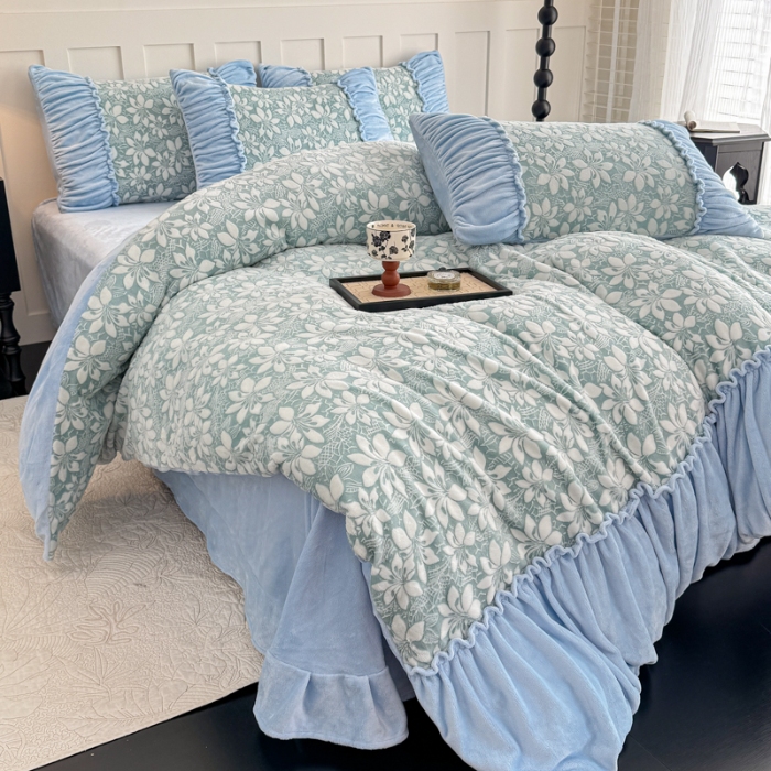 91家纺网 家纺一手货源 找家纺 2025苏东来家纺加厚保暖雕花绒工艺款四件套爆款牛奶绒绣花刺绣套件 华尔兹天蓝（富婆专享）