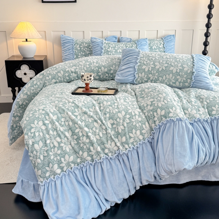 91家纺网 家纺一手货源 找家纺 2025苏东来家纺加厚保暖雕花绒工艺款四件套爆款牛奶绒绣花刺绣套件 华尔兹天蓝（富婆专享）