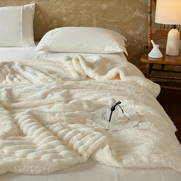 91家纺网 家纺一手货源 找家纺 （总）艾咪 2025新款立体抽条纹双层毯子仿兔绒羊羔绒毛毯