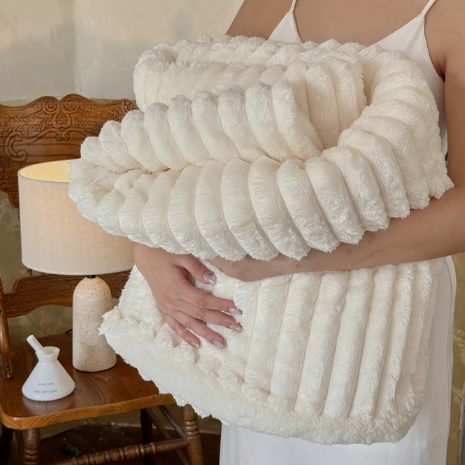 91家纺网 家纺一手货源 找家纺 （总）艾咪 2025新款立体抽条纹双层毯子仿兔绒羊羔绒毛毯