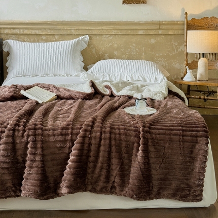 91家纺网 家纺一手货源 找家纺 （总）艾咪 2025新款立体抽条纹双层毯子仿兔绒羊羔绒毛毯