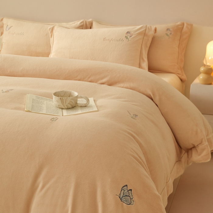 91家纺网 家纺一手货源 找家纺 控价  2025年新款 专版花型 9.2斤240克全消光A类满屏刺绣牛奶绒四件套-悦动