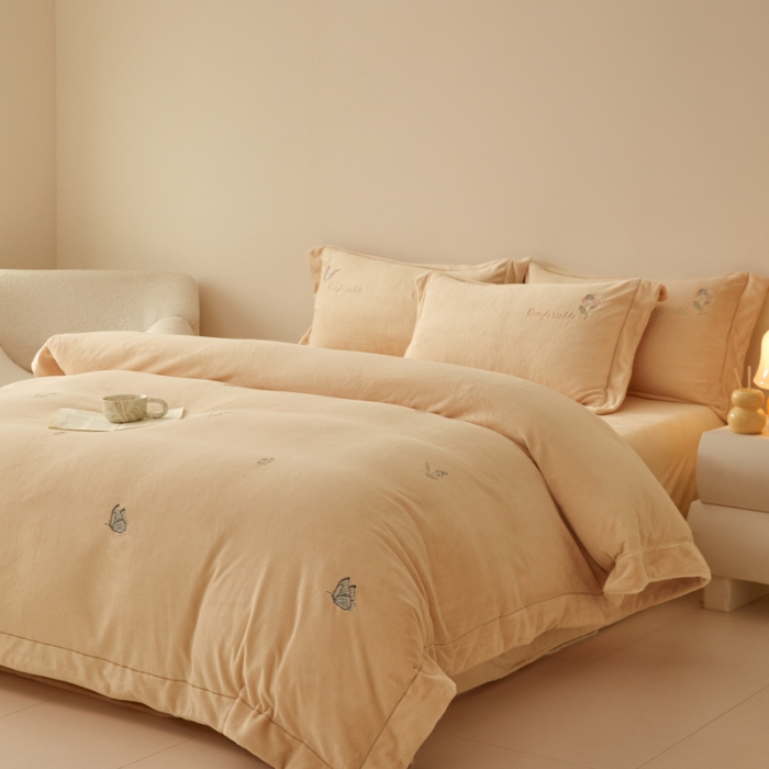 91家纺网 家纺一手货源 找家纺 控价  2025年新款 专版花型 9.2斤240克全消光A类满屏刺绣牛奶绒四件套-悦动