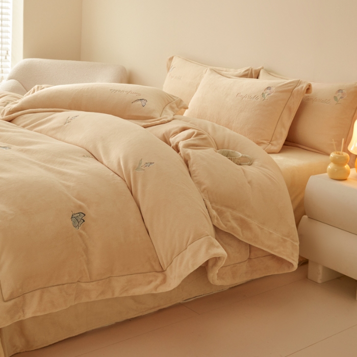 91家纺网 家纺一手货源 找家纺 控价  2025年新款 专版花型 9.2斤240克全消光A类满屏刺绣牛奶绒四件套-悦动