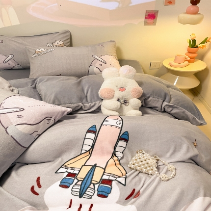 （总）控价 2025年新款 专版花型 240克全消光A类儿童牛奶绒四件套-飞行游 