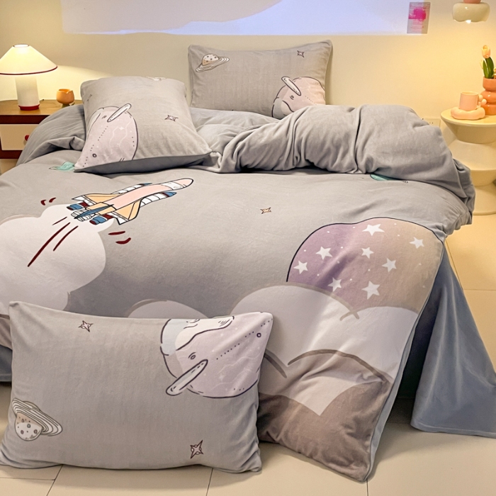 91家纺网 家纺一手货源 找家纺 （总）控价 2025年新款 专版花型 240克全消光A类儿童牛奶绒四件套-飞行游 