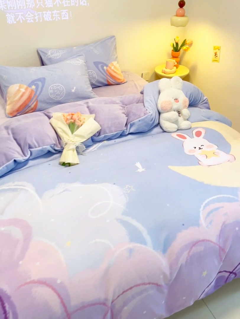 91家纺网 家纺一手货源 找家纺 （总）控价 2025年新款 专版花型 240克全消光A类儿童牛奶绒四件套-萌萌兔
