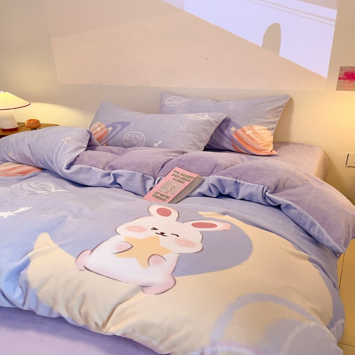 91家纺网 家纺一手货源 找家纺 （总）控价 2025年新款 专版花型 240克全消光A类儿童牛奶绒四件套-萌萌兔