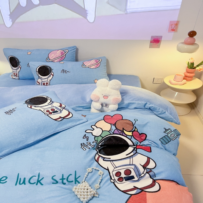 91家纺网 家纺一手货源 找家纺 （总）控价 2025年新款 专版花型 240克全消光A类儿童牛奶绒四件套-太空行